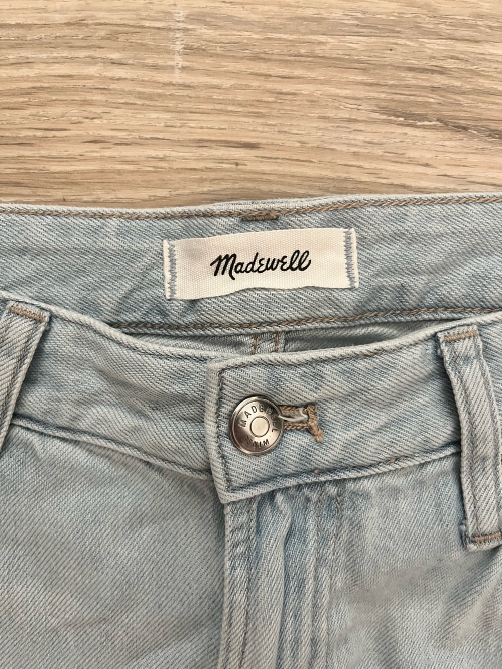 Madewell Women’s The Curvy Darted Barrel-Leg Jean in Airy Denim Laguna Wash - 28 - Picture 4 of 9